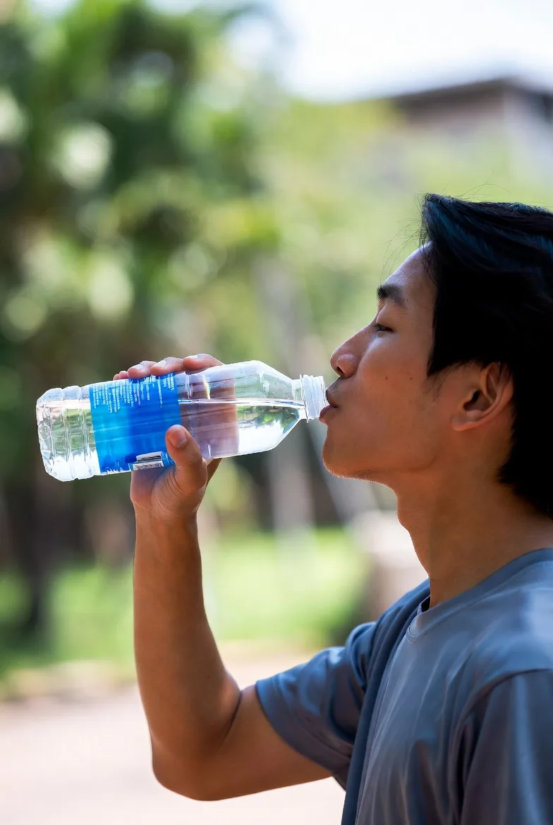 Lo que no te cuentan: Lo Que No Sabías Del Agua Embotellada Y Microplásticos