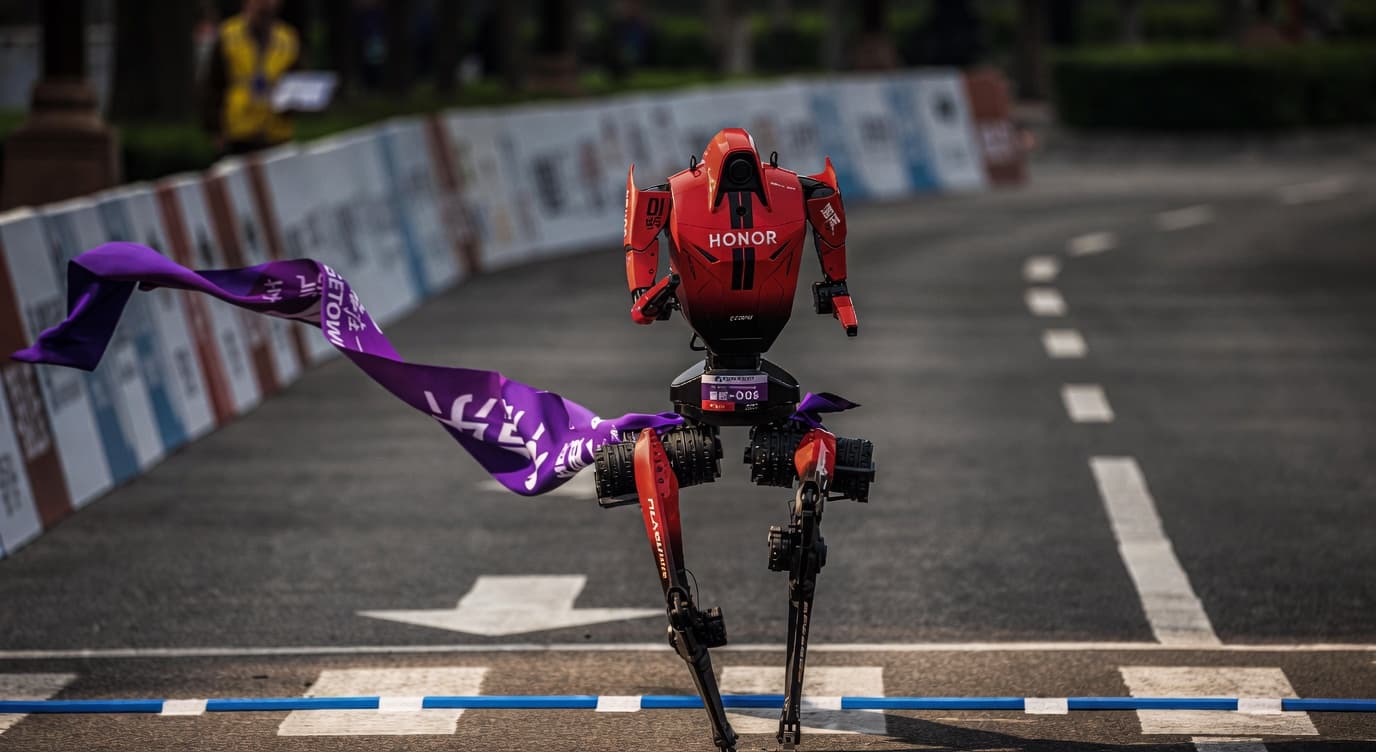 Lo que no te cuentan: Un robot acaba de ganarte una media maratón en Beijing (y no necesitó hidratación)